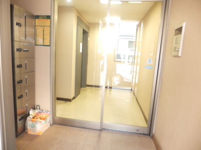 Security. Auto-lock of the security peace of mind ・ Courier BOX