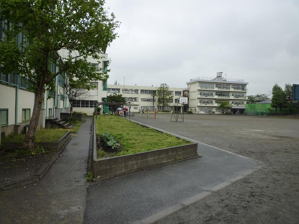 Primary school. 964m until Machida Minami fourth elementary school