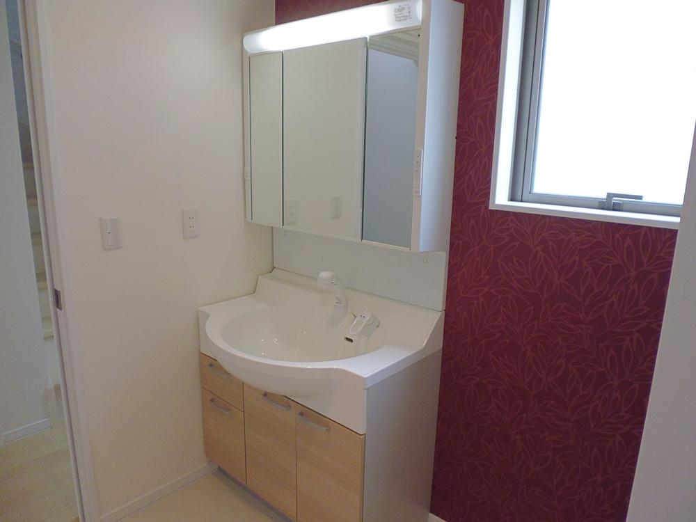 Wash basin, toilet. Building 2