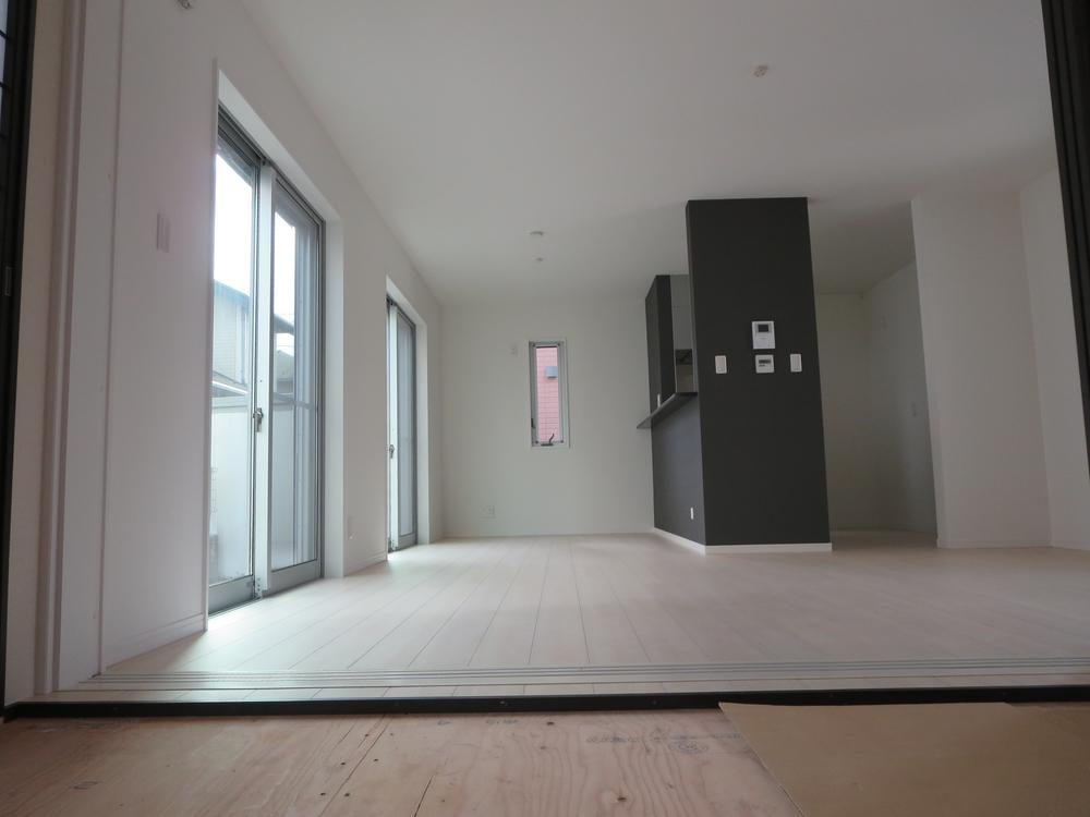 Living. Living as seen from the Japanese-style room. There is a very open feeling.