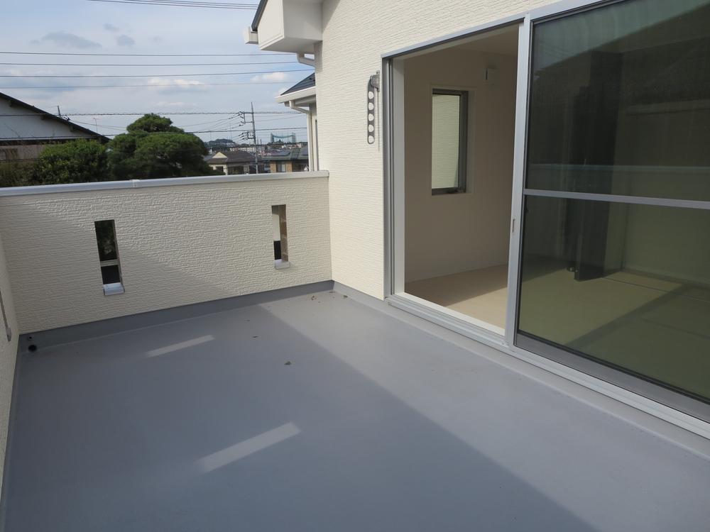 Balcony. Place the table, and the like, Barbecue with family and friends is also a space of allowance.