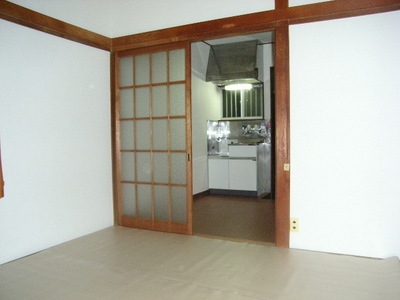 Living and room. Optimal size is to live alone, Enough space be placed bet