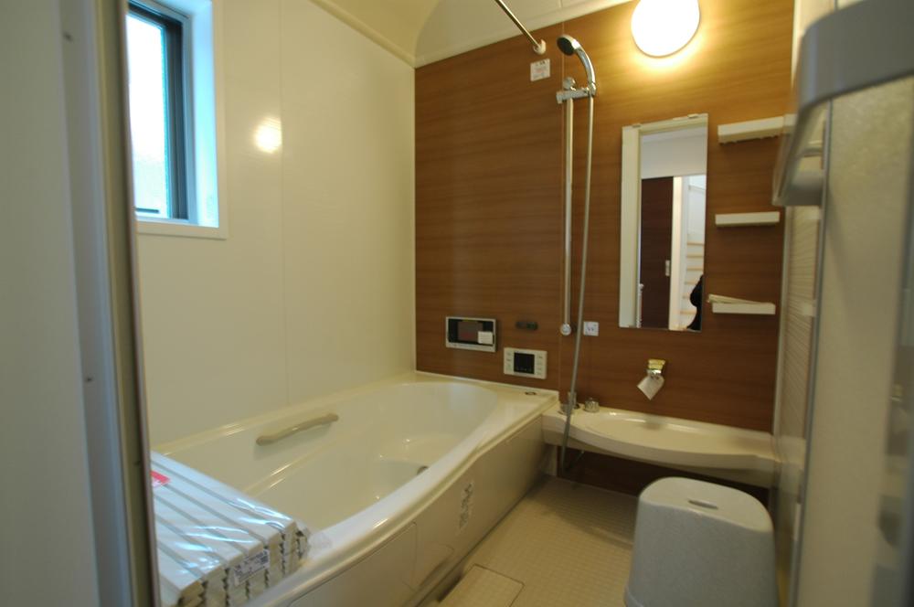 Same specifications photo (bathroom). Please take your tired of the day stretched out his leg with a large bath with a bathroom TV