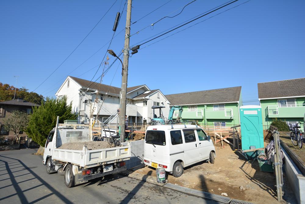 Local photos, including front road. Local (12 May 2013) shooting grounds and the road there is no difference in height! Model House offers tour together because there near you ☆