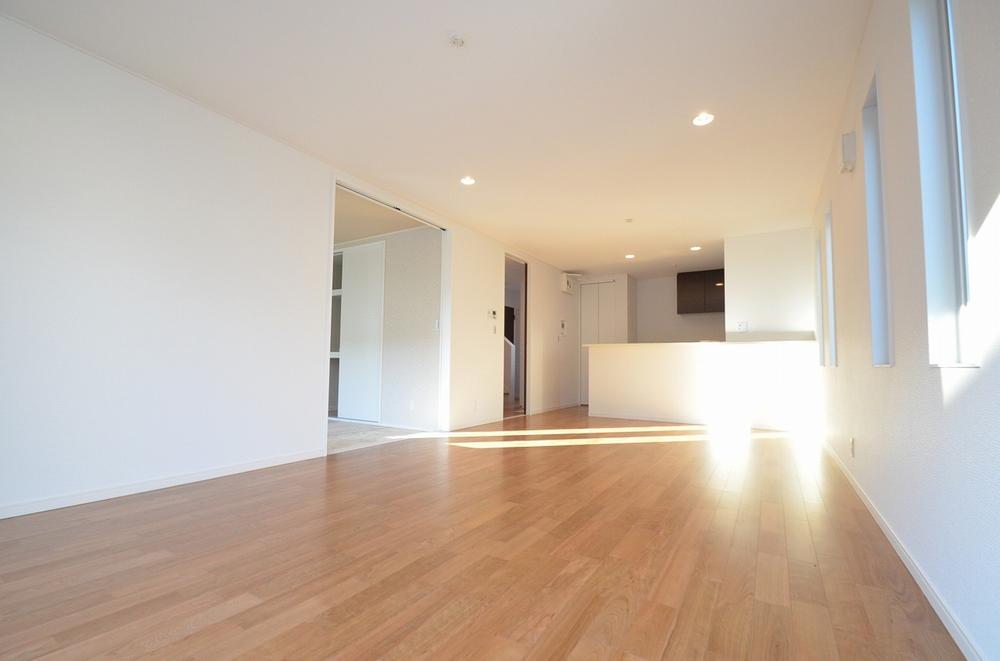 Same specifications photos (living). The living is equipped with floor heating ☆