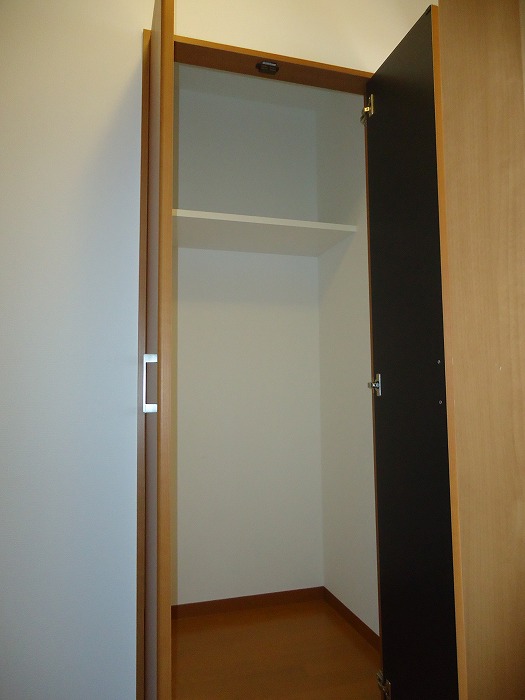 Receipt. Storage shelves in the kitchen next to!