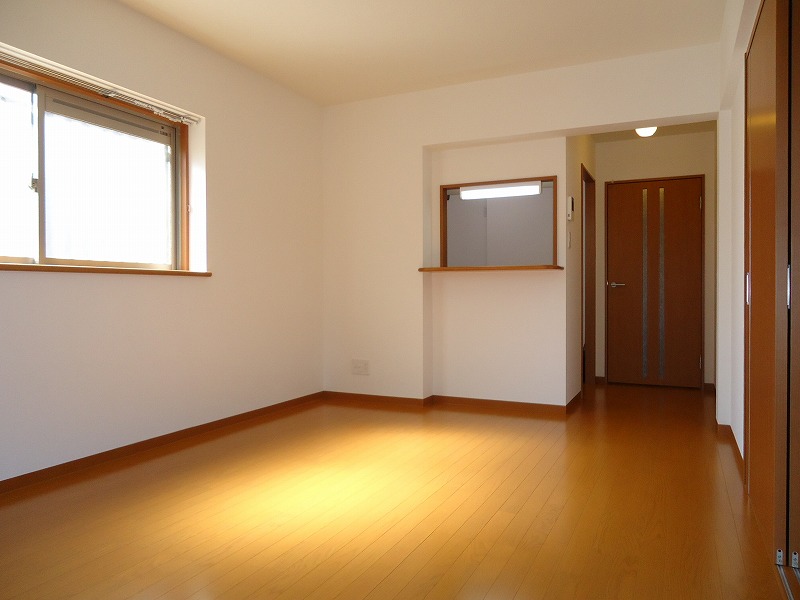 Living and room. It is a two-sided lighting 12.7 Pledge of LDK!