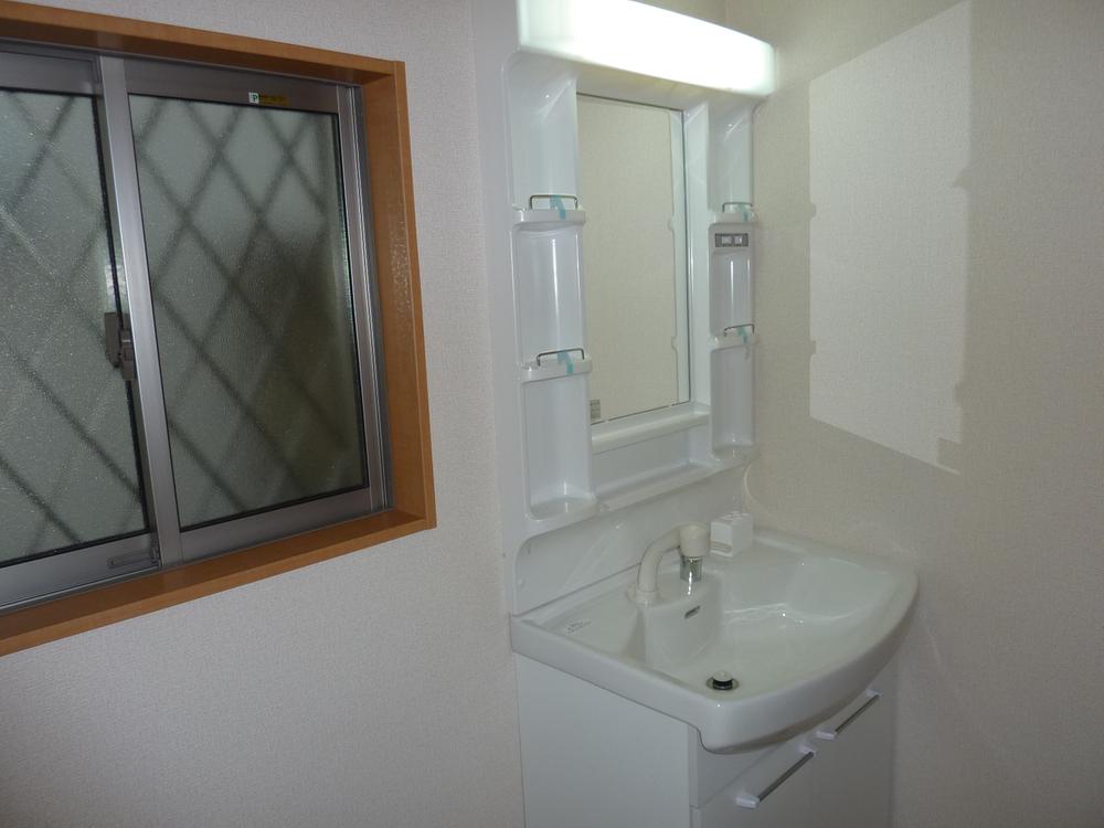 Wash basin, toilet. 1 Building