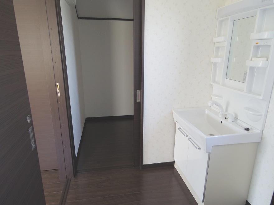 Wash basin, toilet. Indoor (10 May 2013) Shooting