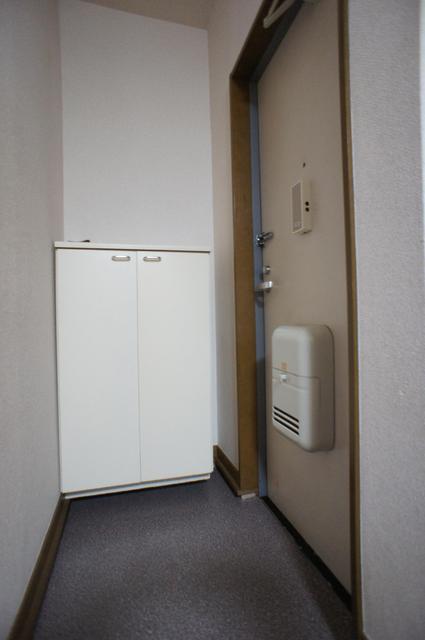 Entrance. Refreshing at any time is the entrance because there is a shoebox.