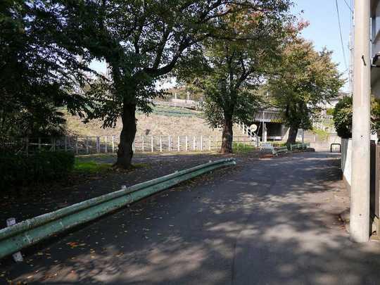Local photos, including front road. Good per sun per south public land in a quiet residential area of Tamagawagakuen Mae 13-minute walk, Green is a rich living environment.
