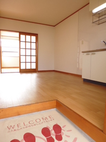 Entrance. DK and the back of Western-style can be used as a large one-room to remove the sliding door.