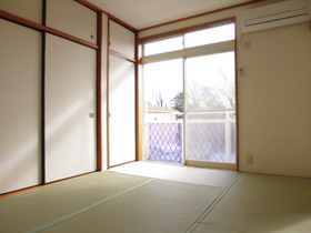 Living and room. You go out on the balcony from 6 Pledge Japanese-style room.