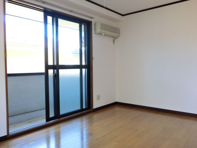 Living and room. Southwest-facing rooms per day is good