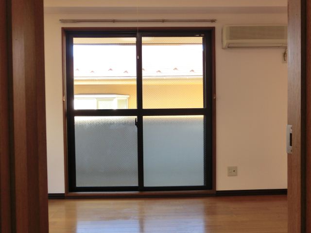 Living and room. It looks good there is a door between the kitchen and the living room.