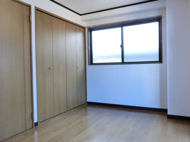 Living and room. The corner room of the room I window there are two