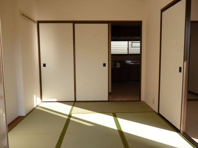 Living and room. I Japanese-style room is calm after all