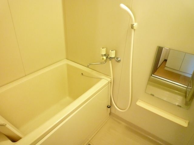 Bath. Please immersed slowly in the spacious bath