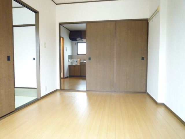 Living and room. It is well into the bright Western-style yang