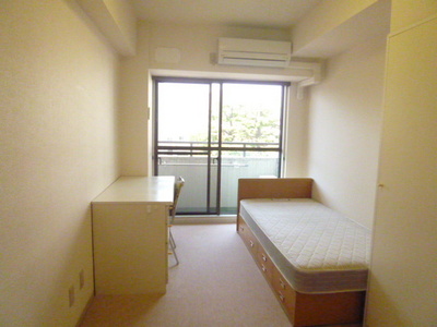 Living and room. Desk also be equipped bet. Recommended for women students!