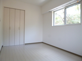 Living and room. North Western-style 6 quires storage