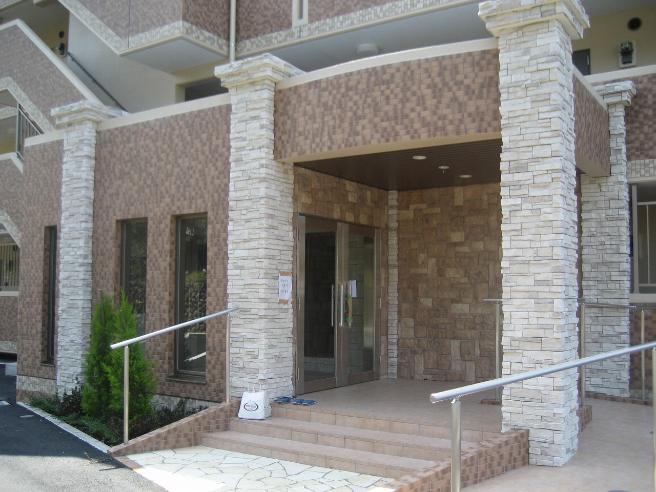 Entrance. Auto with lock