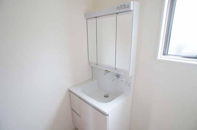 Wash basin, toilet. No.3