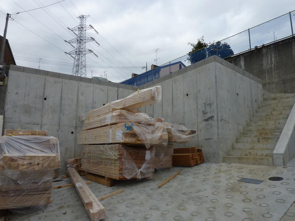 Local appearance photo. 4 Building