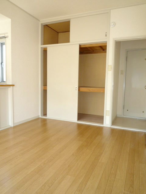 Living and room. 2F southwest Western-style