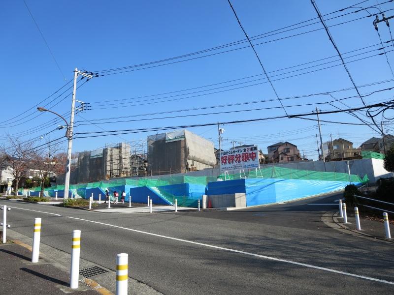 Local photos, including front road. Land nor spacious road. Traffic volume does not have so many.