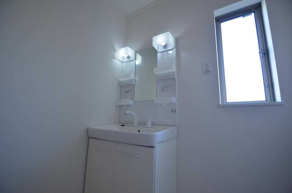 Wash basin, toilet. Indoor (12 May 2013) Shooting A Building