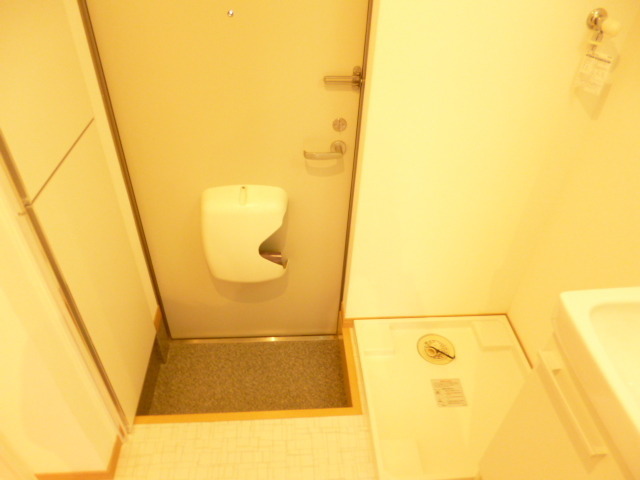 Entrance. ☆ Shoe box full ☆