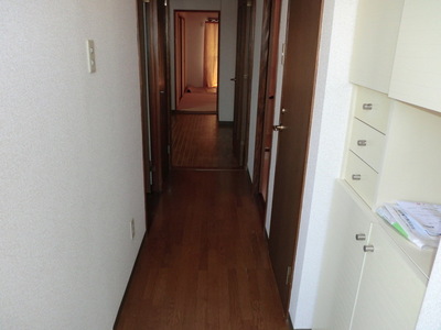 Entrance. Entrance neat with a shoebox