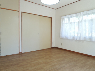 Living and room. Facing south! Sunny good bright room