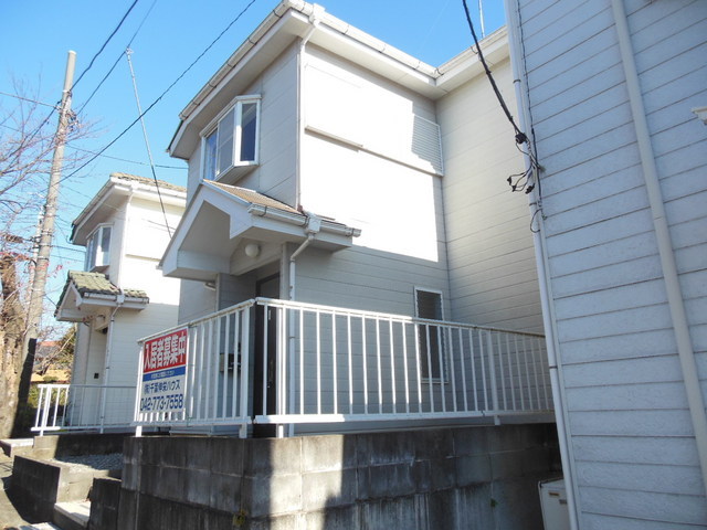 Building appearance. It is a quiet residential area