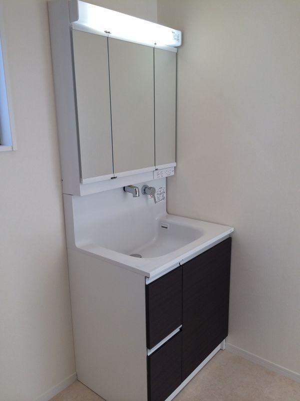 Wash basin, toilet. Independent wash basin