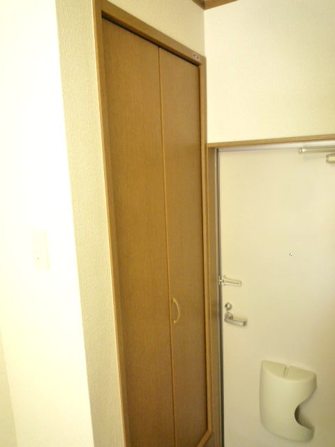 Entrance. Entrance storage