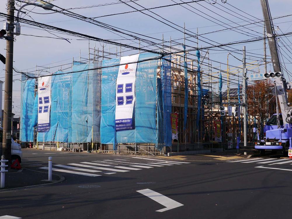 Local photos, including front road. Drug store ・ Convenience store is a convenient environment in a 1-minute walk. All building shaping land. 