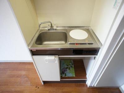 Kitchen. Since the IH of with cooking heater Rakuchin also cuisine.