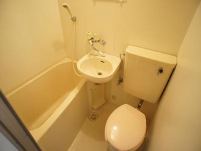 Bath. To shower faction, Easy-to-use unit bus. Also equipped with wash basin.