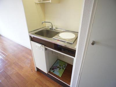 Kitchen. Since the IH of with cooking heater Rakuchin also cuisine.