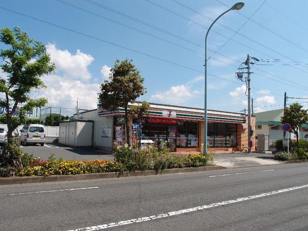 Convenience store. 870m to Seven-Eleven