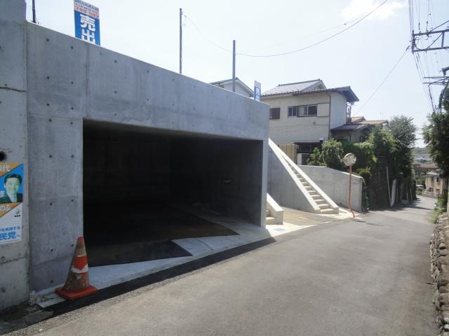 Local photos, including front road. Common