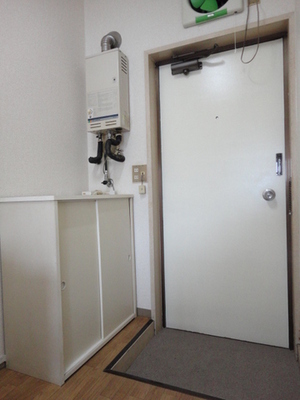 Entrance. With cupboard! You can hold the shoes a lot.