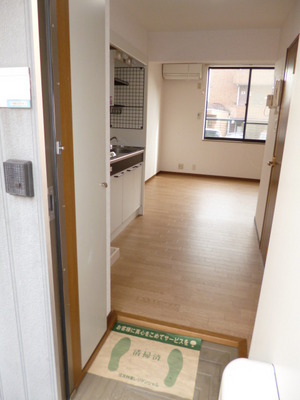 Entrance. Entrance neat with a shoebox