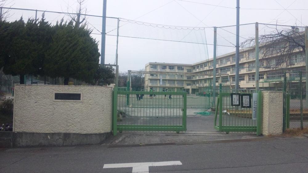 Junior high school. To the second in the 220m