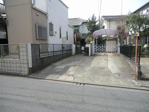 Local photos, including front road. Exterior Photos