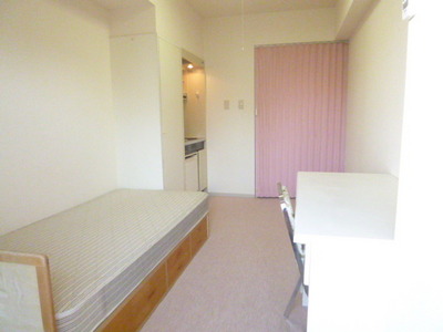 Living and room. Desk also be equipped bet. Recommended for women students!