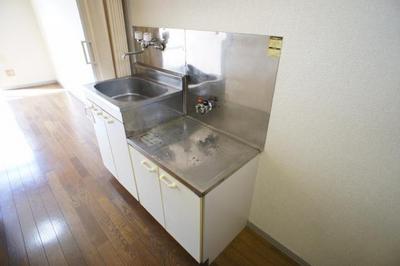 Kitchen. Ease dishes in the two-burner stove installation Allowed! 