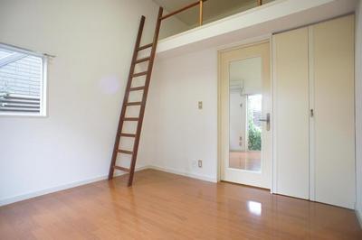 Living and room. Closet + Spacious take advantage enjoy the features of the room in loft! 